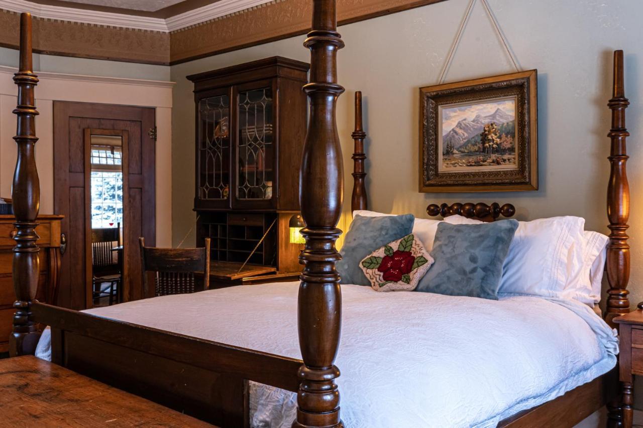The Craftsman House Bed and Breakfast Bragg Creek Exteriör bild
