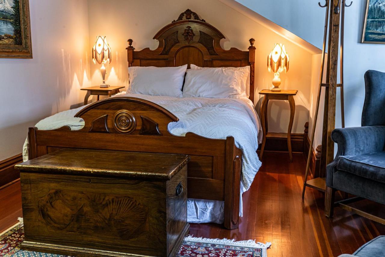 The Craftsman House Bed and Breakfast Bragg Creek Exteriör bild